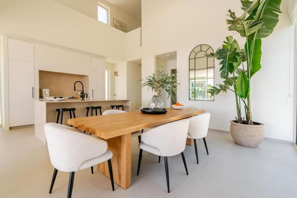 Dining area, kitchen