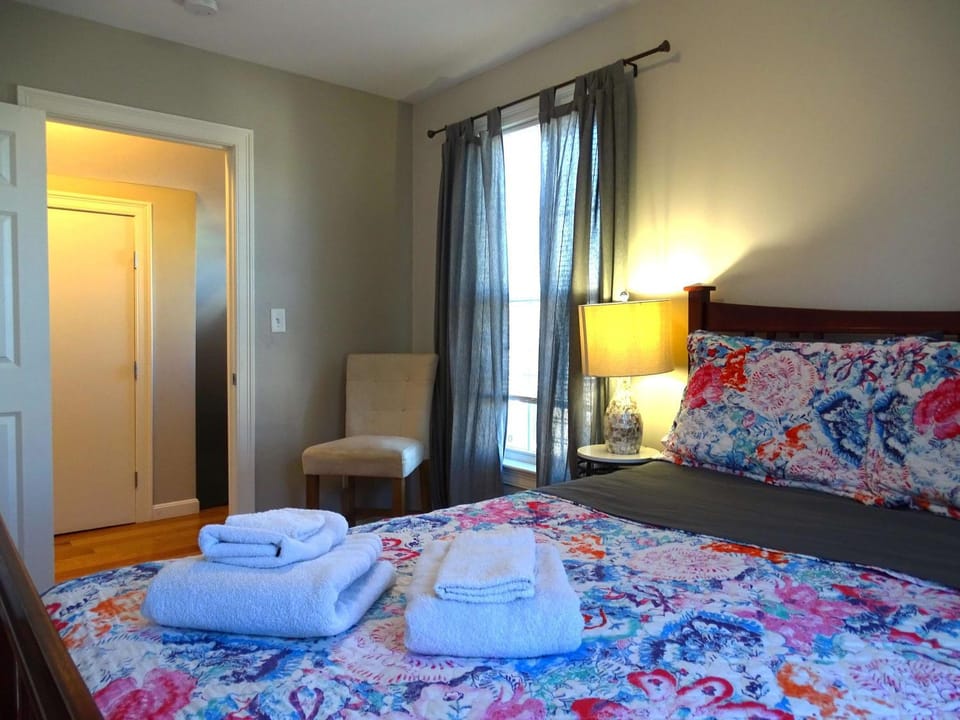 Convenient 2 bed Apt in Everett a Short Walk to Encore Apartment in Everett
