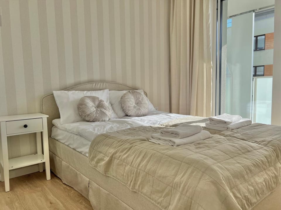 Bed, Photo of the whole room, Bedroom, towels