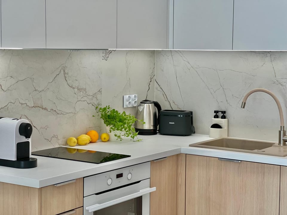 Coffee/tea facilities, Kitchen or kitchenette, Food and drinks, Food, stove, toaster