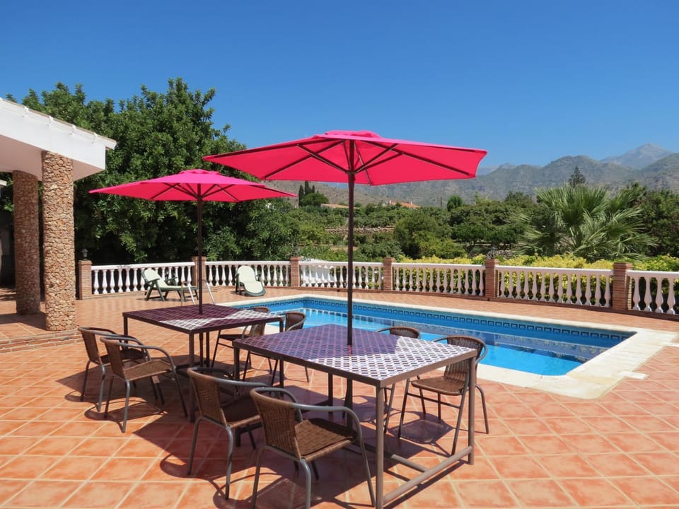 Patio, Day, Swimming pool