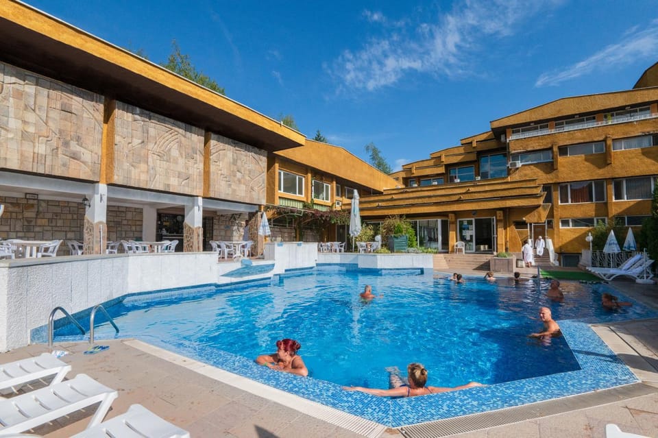 People, Natural landscape, Lounge or bar, Beach, Mountain view, Pool view, Swimming pool, group of guests, sunbed