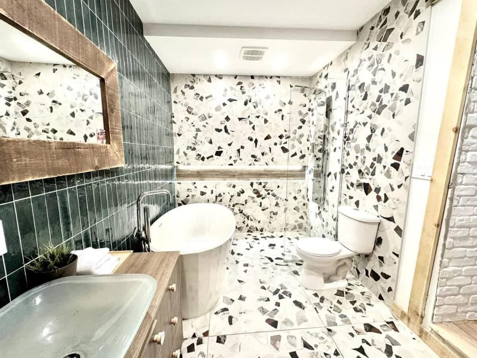 L'Escapade Champlain - 2 Min Falls - Free Parking Apartment in Quebec City