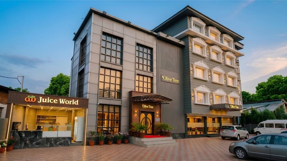 Restaurant/places to eat, Facade/entrance, Parking