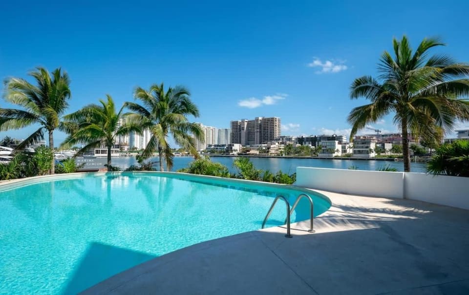 3BR Luxury Oceanfront Apt w/ Pool, Gym & Views! Apartment in Cancun