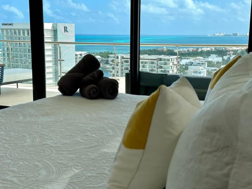 3BR Luxury Oceanfront Apt w/ Pool, Gym & Views! Apartment in Cancun