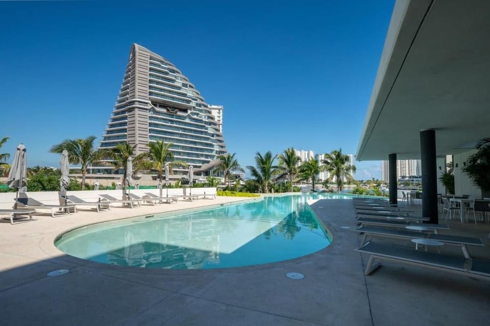 3BR Luxury Oceanfront Apt w/ Pool, Gym & Views! Apartment in Cancun