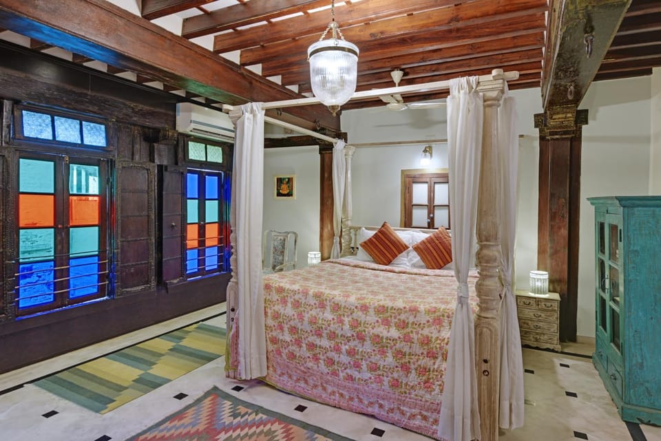 Photo of the whole room, Bedroom