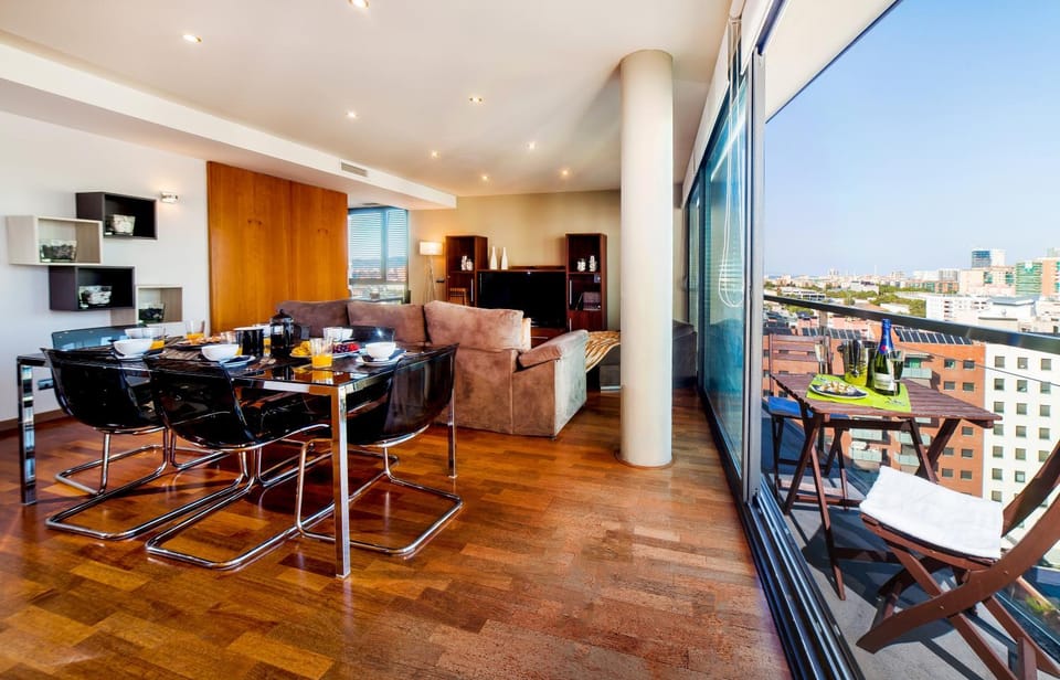 Day, TV and multimedia, View (from property/room), Balcony/Terrace, Living room, Seating area, Dining area, City view