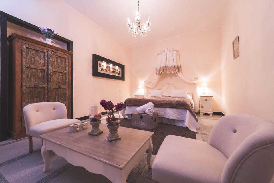 Bed, People, Photo of the whole room, Bedroom, Guests, Family