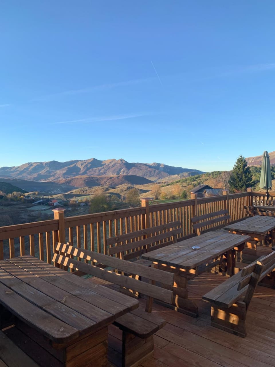 Property building, Restaurant/places to eat, Day, Natural landscape, BBQ facilities, View (from property/room), Balcony/Terrace, Banquet/Function facilities, Mountain view