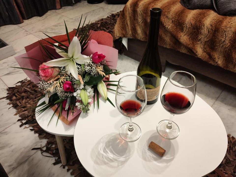 Living room, Seating area, Drinks, Alcoholic drinks