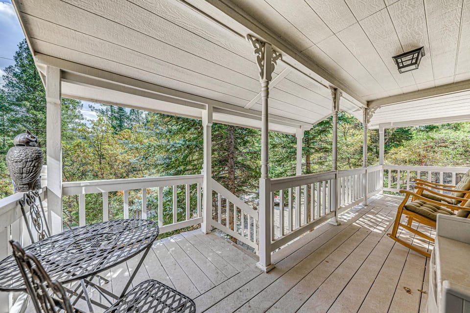 4 Mi to Ski Cloudcroft: Family Escape w/ Fireplace House in Cloudcroft