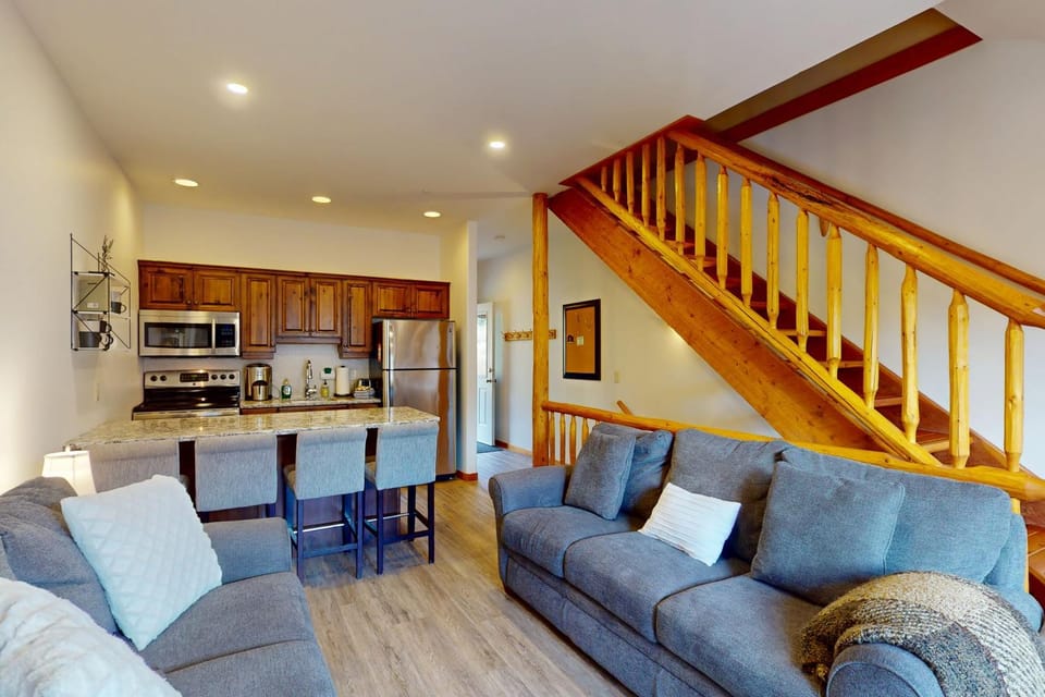 Cedar Lodge Escape at Whitetail townhomes House in British Columbia