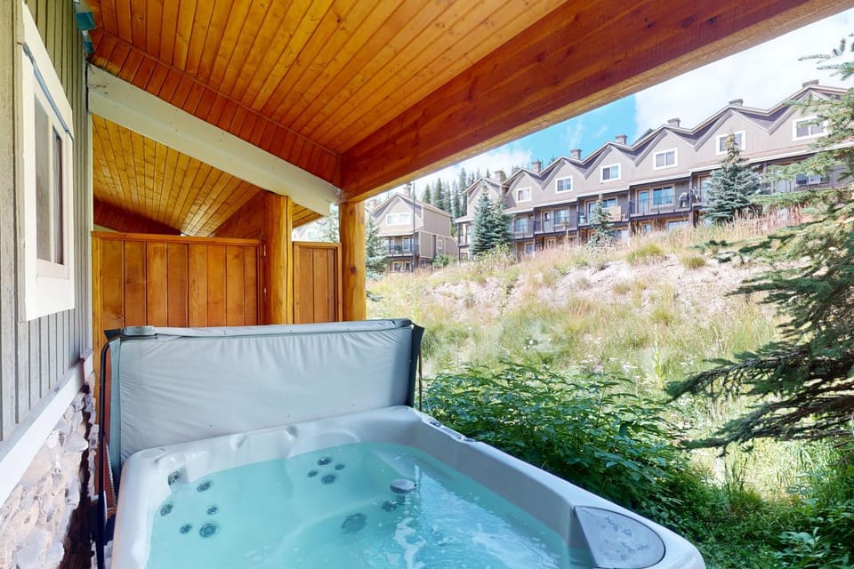 Cedar Lodge Escape at Whitetail townhomes House in British Columbia