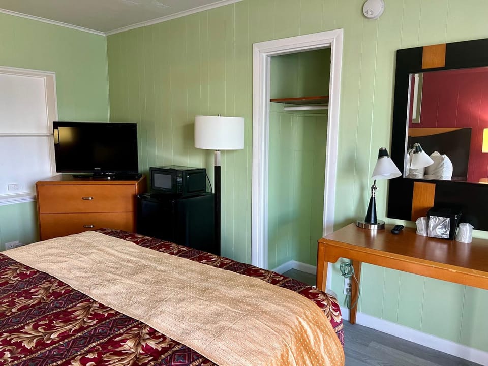 Bed, TV and multimedia, Bedroom