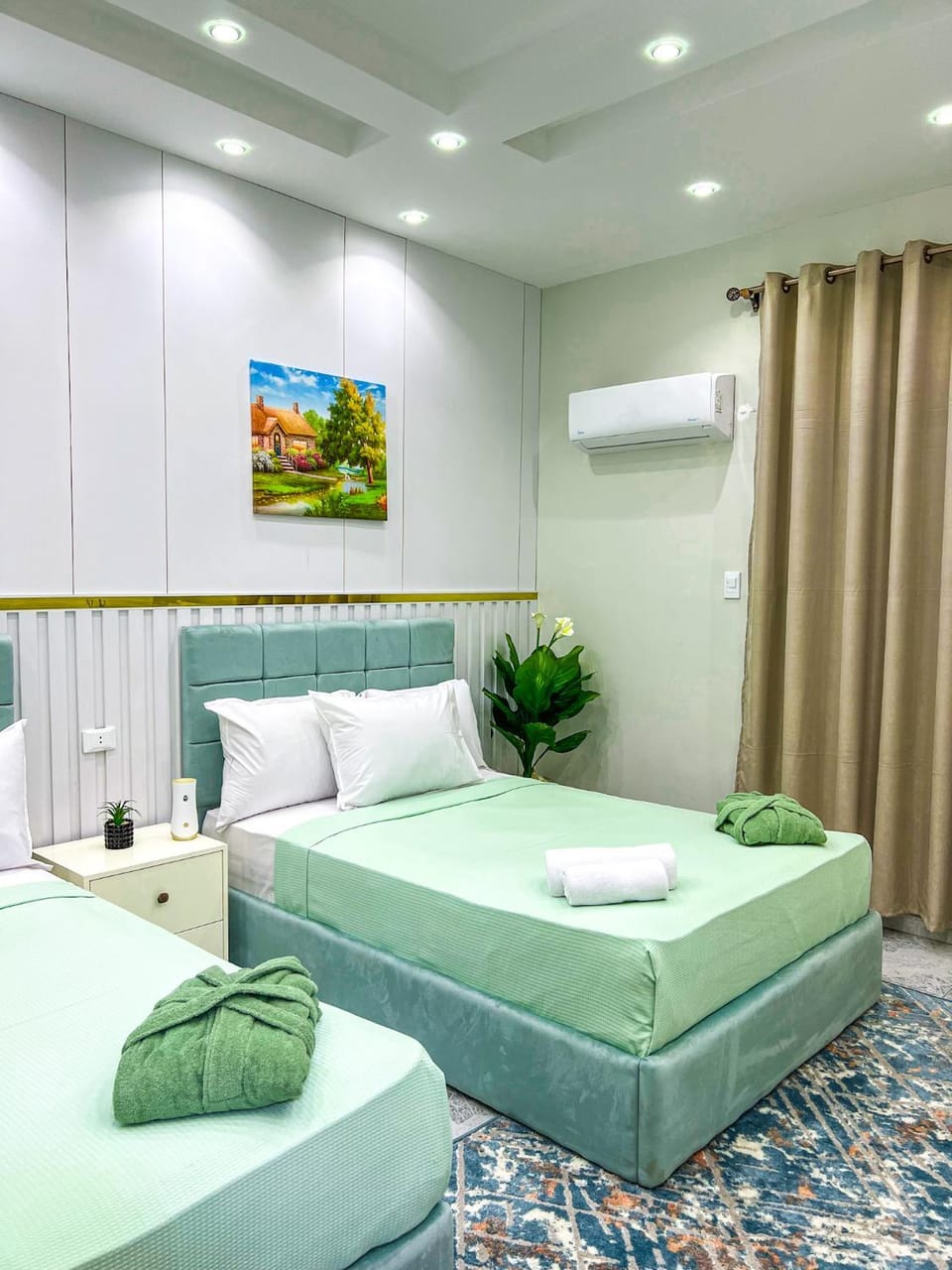 Bed, Photo of the whole room, Bedroom, fireplace, towels, air conditioner
