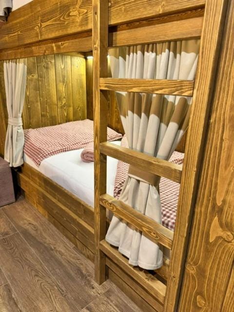 Bedroom, bunk bed
