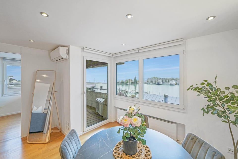 View (from property/room), Balcony/Terrace, Living room, Seating area, Dining area, Lake view
