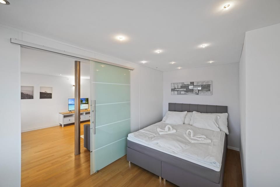Bed, Bedroom, towels
