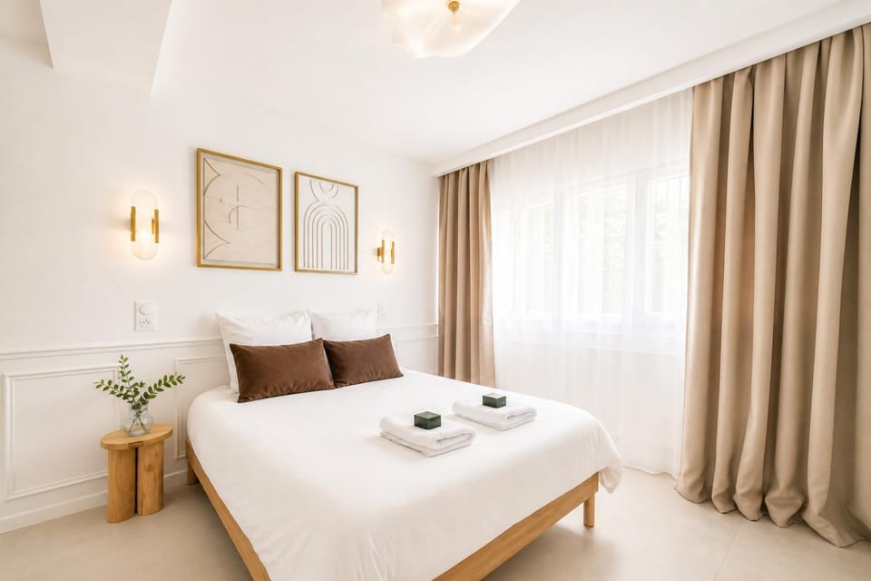 Bed, Night, Photo of the whole room, Decorative detail, Bedroom, Sunrise, towels