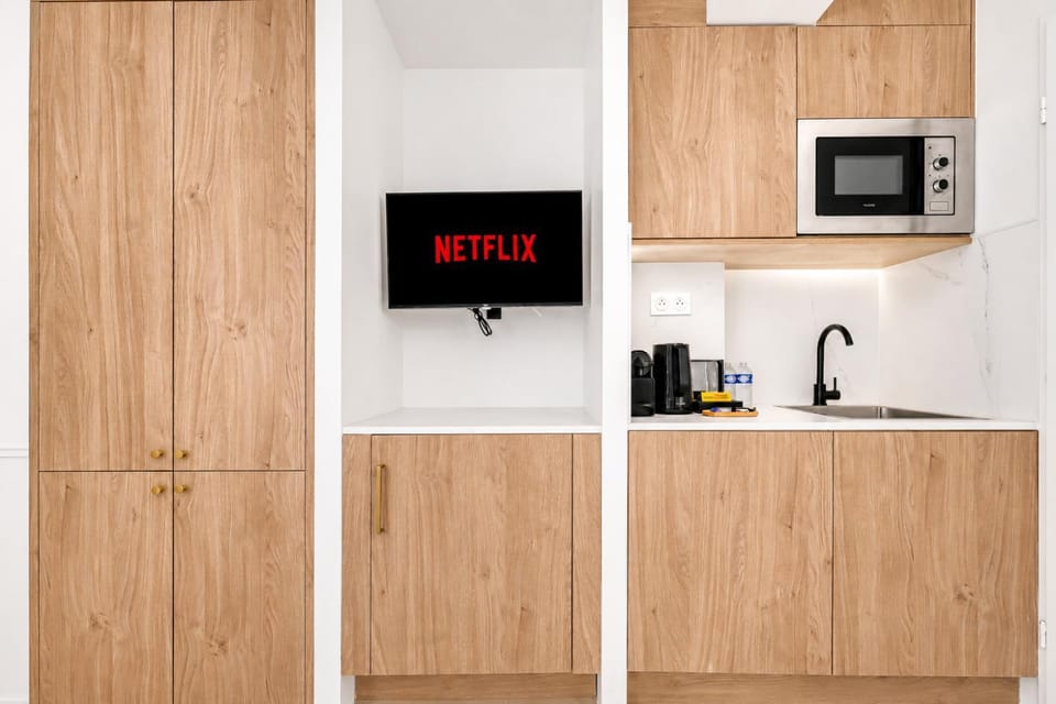TV and multimedia, Coffee/tea facilities, Kitchen or kitchenette, microwave, minibar, oven, wardrobe, air conditioner