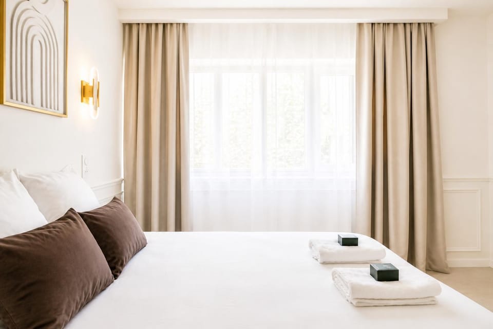 Bed, Night, Photo of the whole room, Decorative detail, Seating area, Bedroom, Sunrise, towels