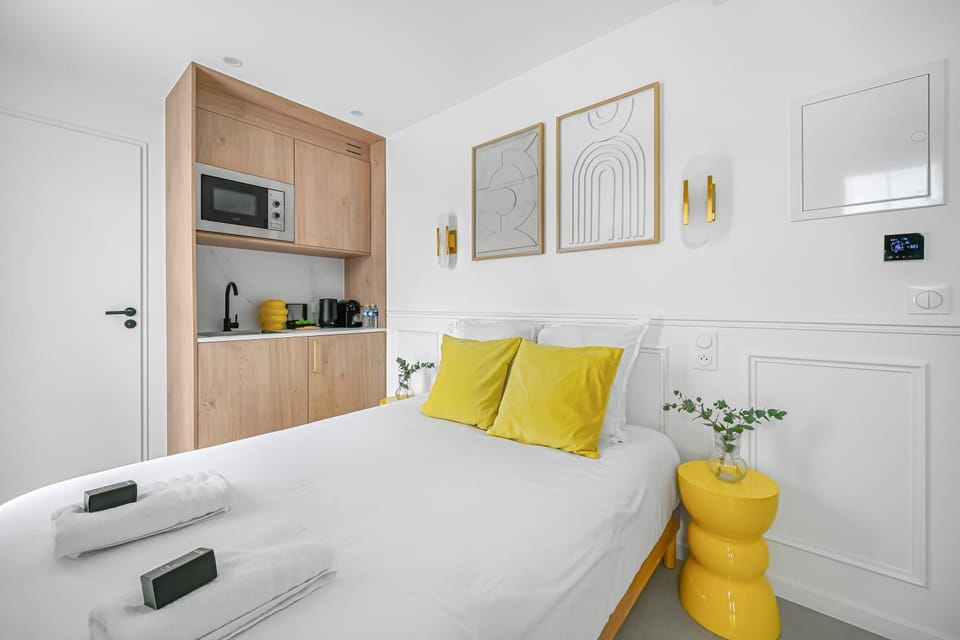 Bed, Day, Night, Kitchen or kitchenette, Photo of the whole room, Decorative detail, Bedroom, internet, oven