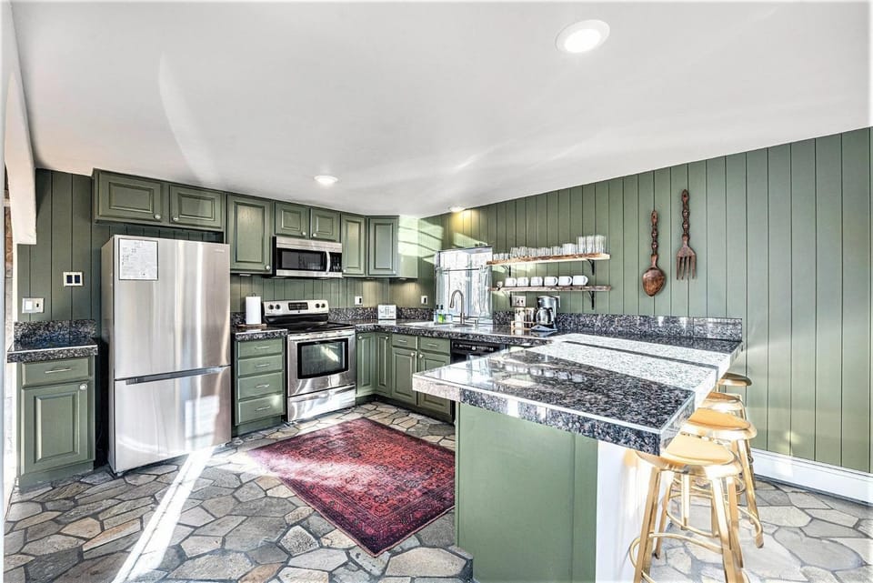 Spacious mountain lodge with hot tub and game room House in Bailey