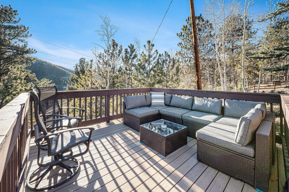 Spacious mountain lodge with hot tub and game room House in Bailey