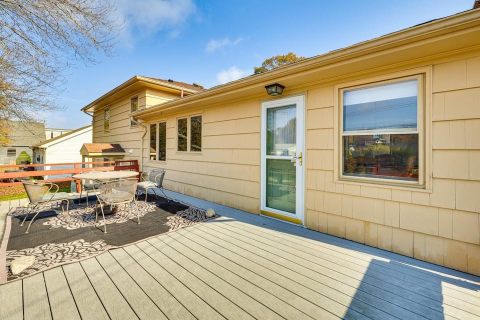 4 Mi to Beach: Furnished Deck at Waterford Home! House in Waterford