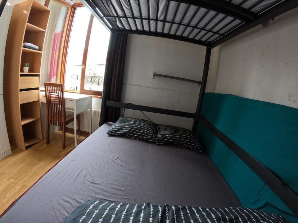Chambre 2 lits pour 4 personnes métro 5 Bed and Breakfast in Île-de-France