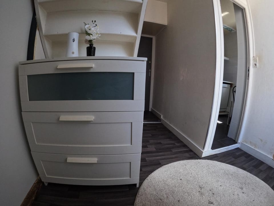 Chambre 2 lits pour 4 personnes métro 5 Bed and Breakfast in Île-de-France
