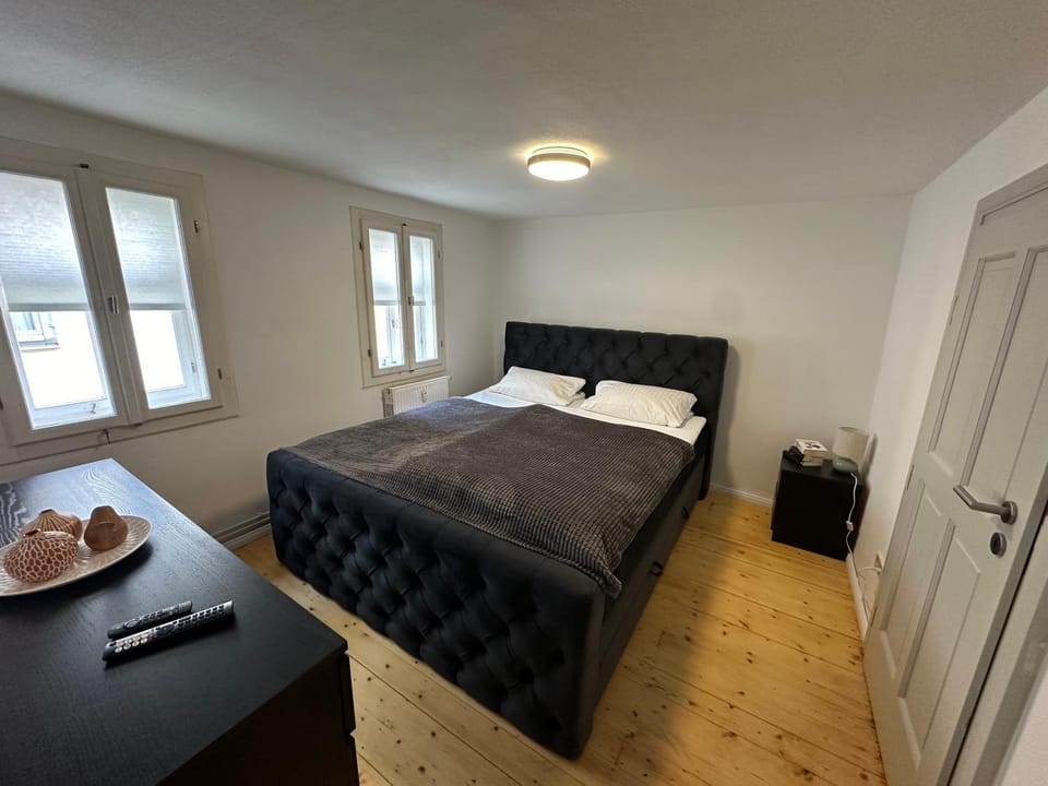 Bed, TV and multimedia, Photo of the whole room, Bedroom