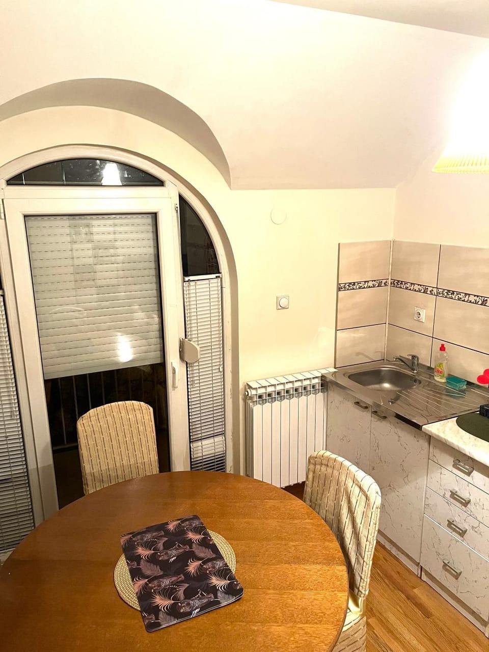 Kitchen or kitchenette, Dining area