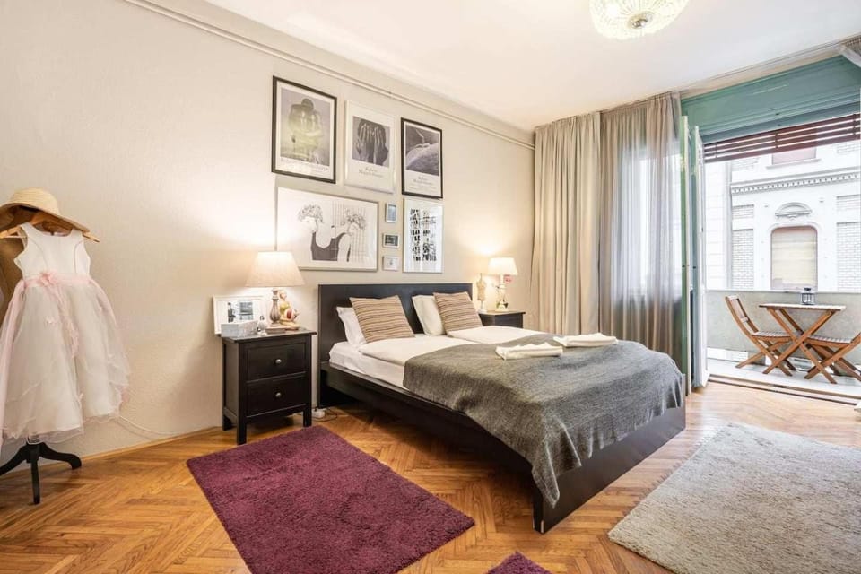 Bed, Photo of the whole room, towels