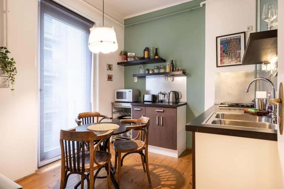 Coffee/tea facilities, Kitchen or kitchenette, Dining area, stove, toaster