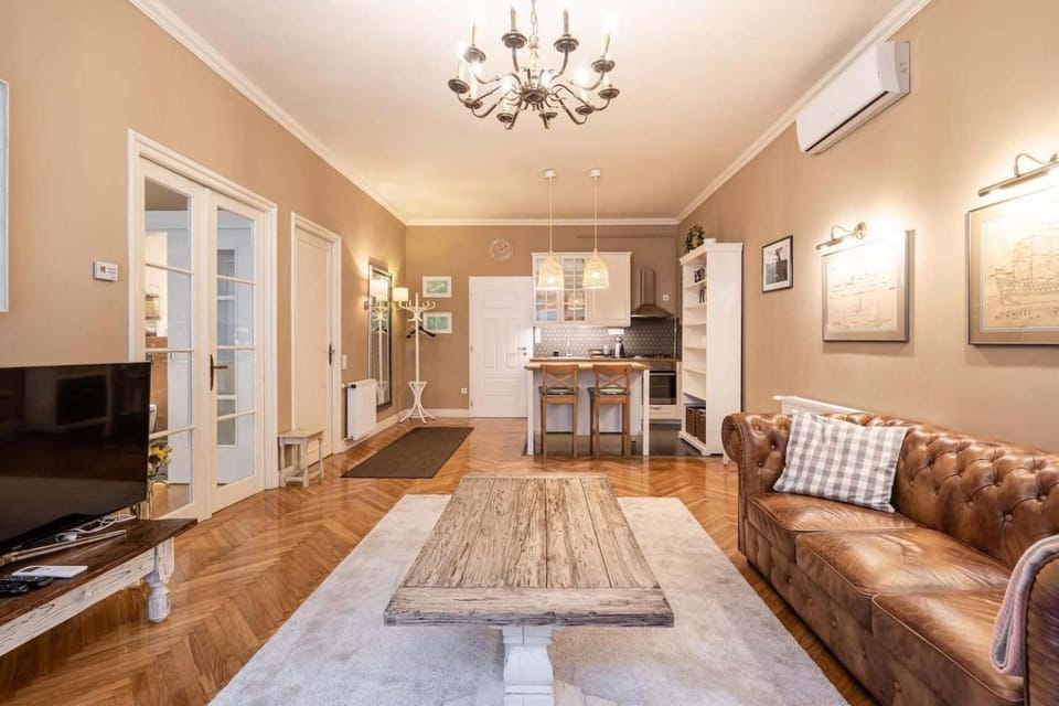 Kitchen or kitchenette, Living room, Seating area, Dining area, oven, air conditioner