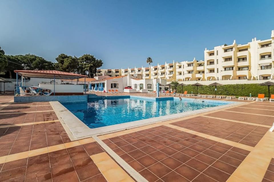 Pool view, Swimming pool, sunbed