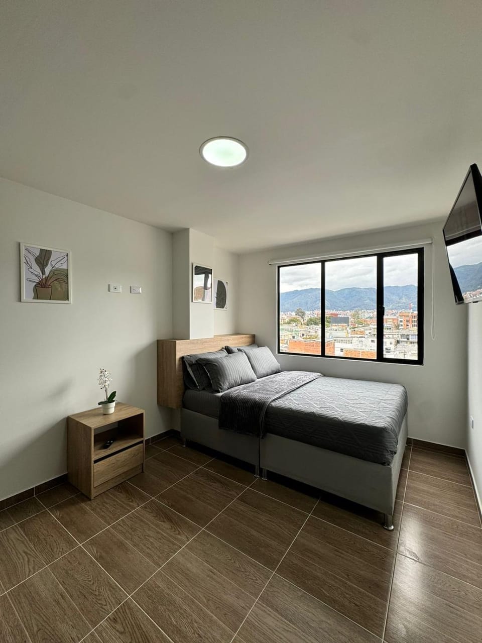 Bed, TV and multimedia, Photo of the whole room, Bedroom