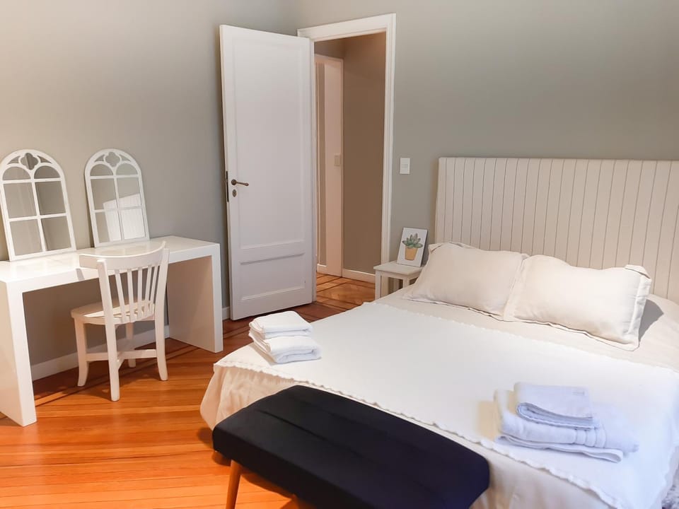 Photo of the whole room, Seating area, towels