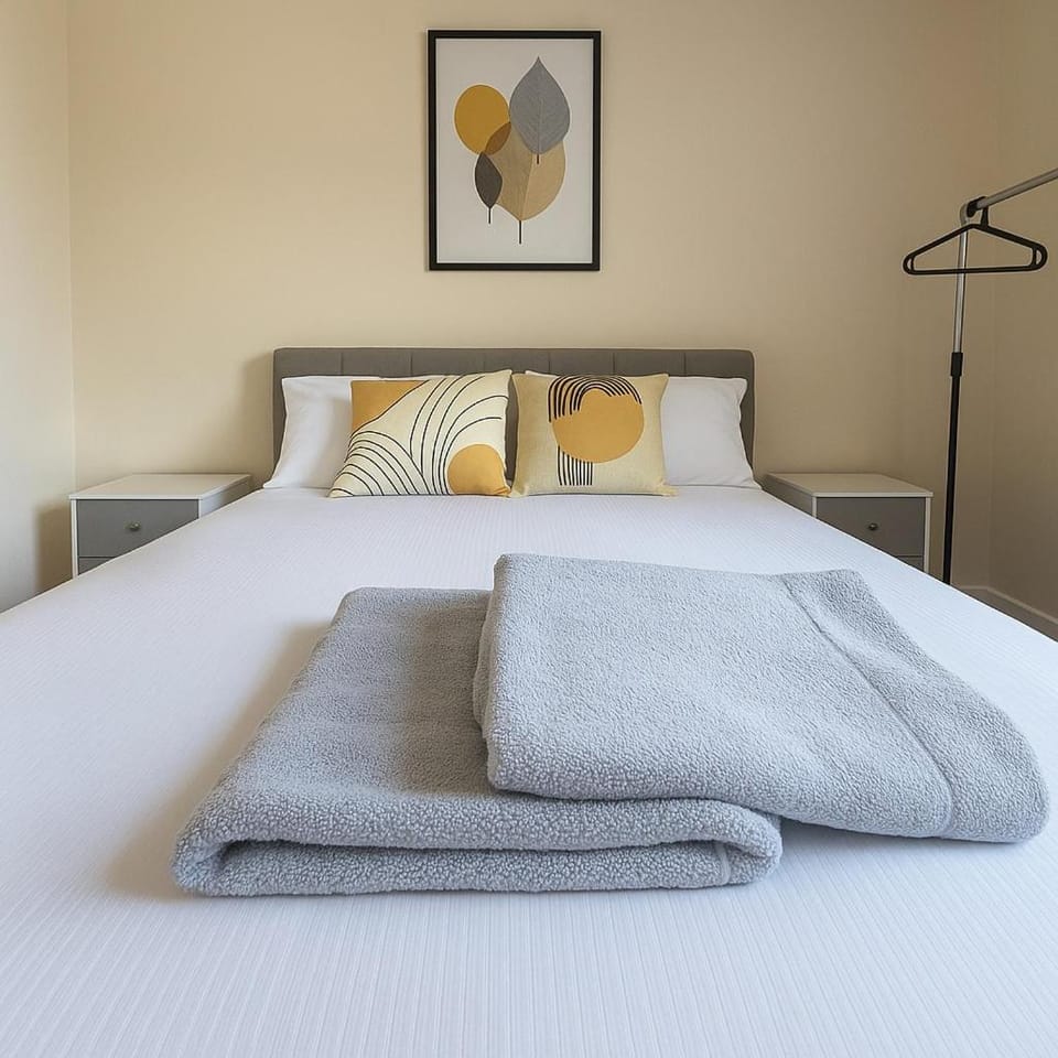 Bed, Photo of the whole room, Bedroom