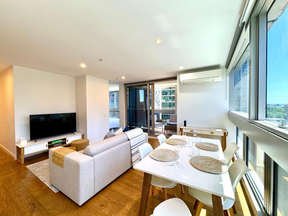 TV and multimedia, Living room, Seating area, Dining area, air conditioner
