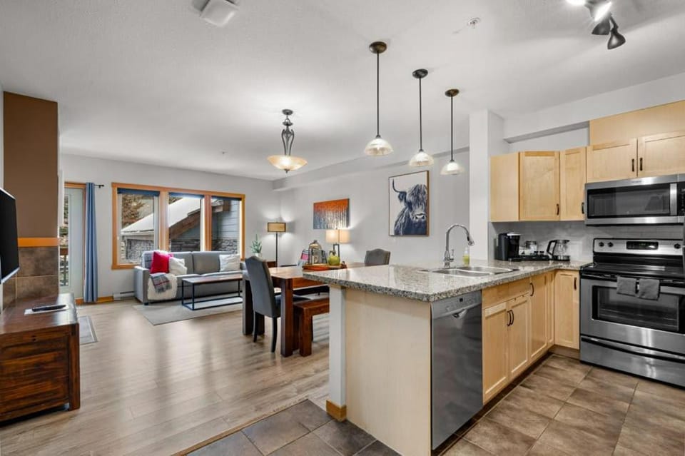 Kitchen or kitchenette, Dining area, dishwasher, oven, stove, toaster