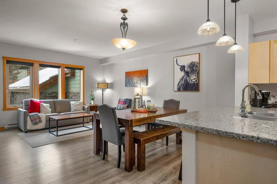 Living room, Photo of the whole room, Seating area, Dining area
