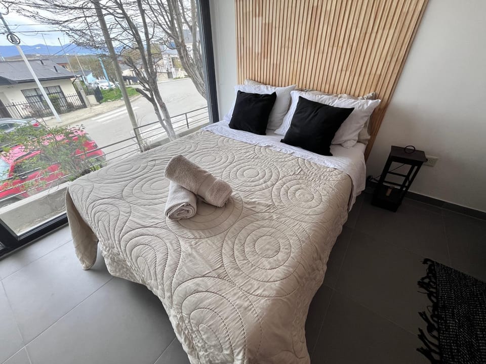 Bed, towels