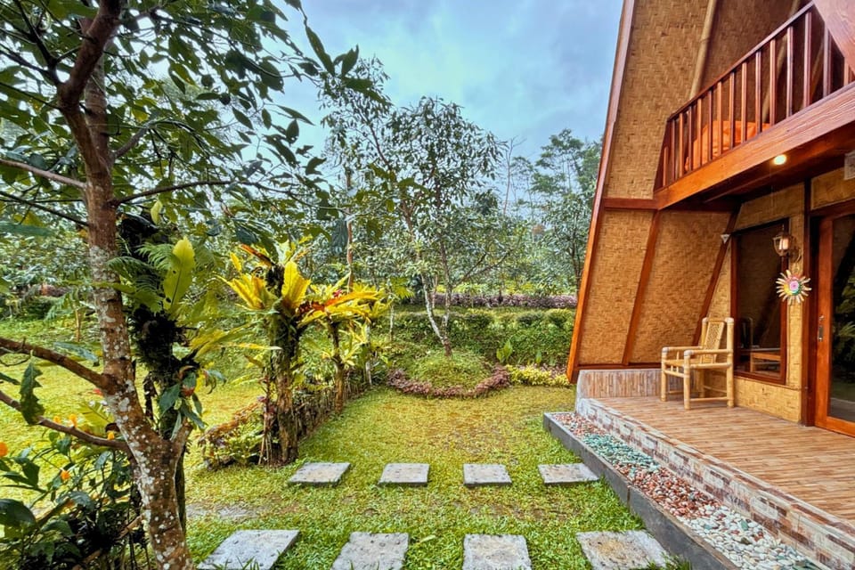 Property building, Day, Natural landscape, Garden, Garden view