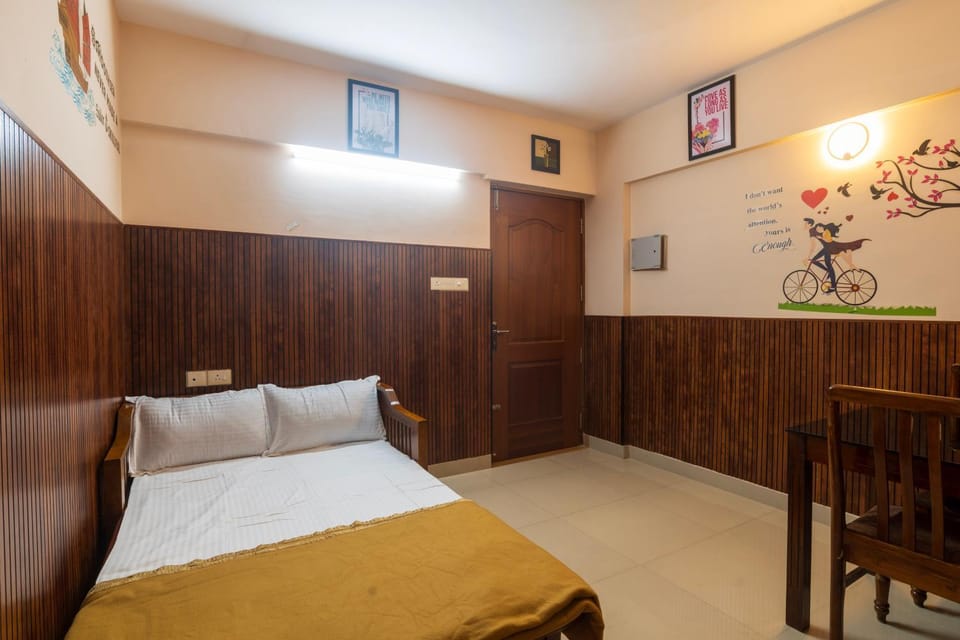 Bed, Living room, Photo of the whole room, Seating area