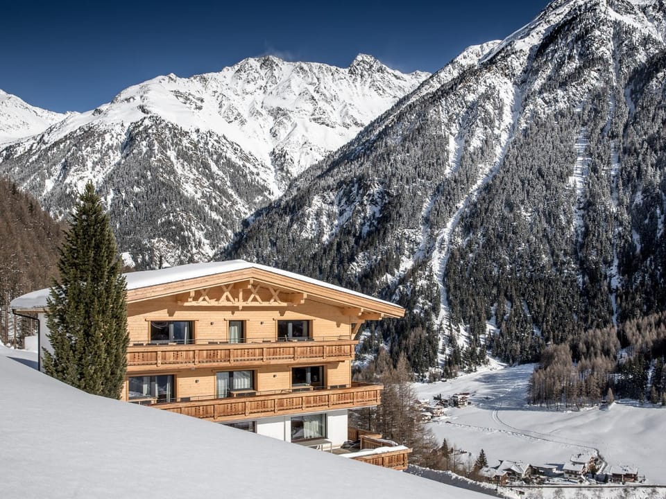 Facade/entrance, Winter, Balcony/Terrace, City view, Mountain view