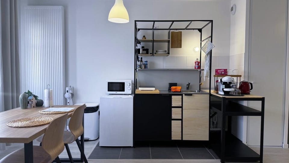 Coffee/tea facilities, Kitchen or kitchenette, Dining area, stove